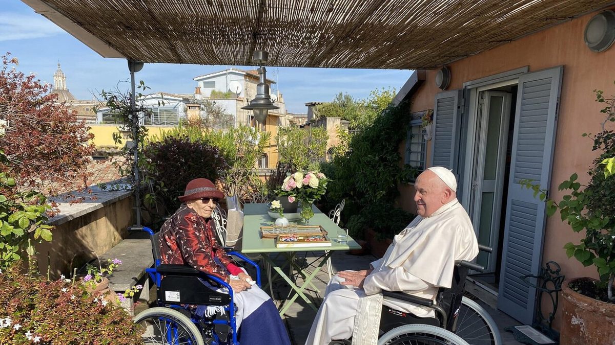 Rose e cioccolatini, quella visita a sorpresa di Papa Francesco