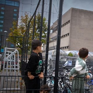 In deze noodopvang in Leeuwarden zitten 172 kinderen vast. Het is er ‘vreselijk’
