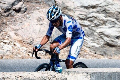 LIVE. Bergkoning Santiago Buitrago zorgt voor afscheiding in kopgroep, Red Bull maakt tempo in peloton voor Primoz Rogl…