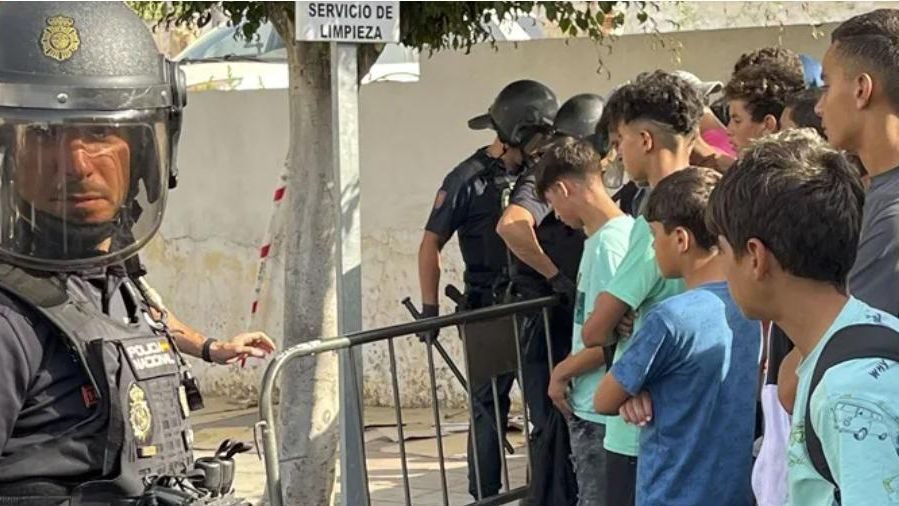 Sira Rego dice que los menores de Ceuta irán a la Península, Torres que a Marruecos y Moncloa que ambos aciertan