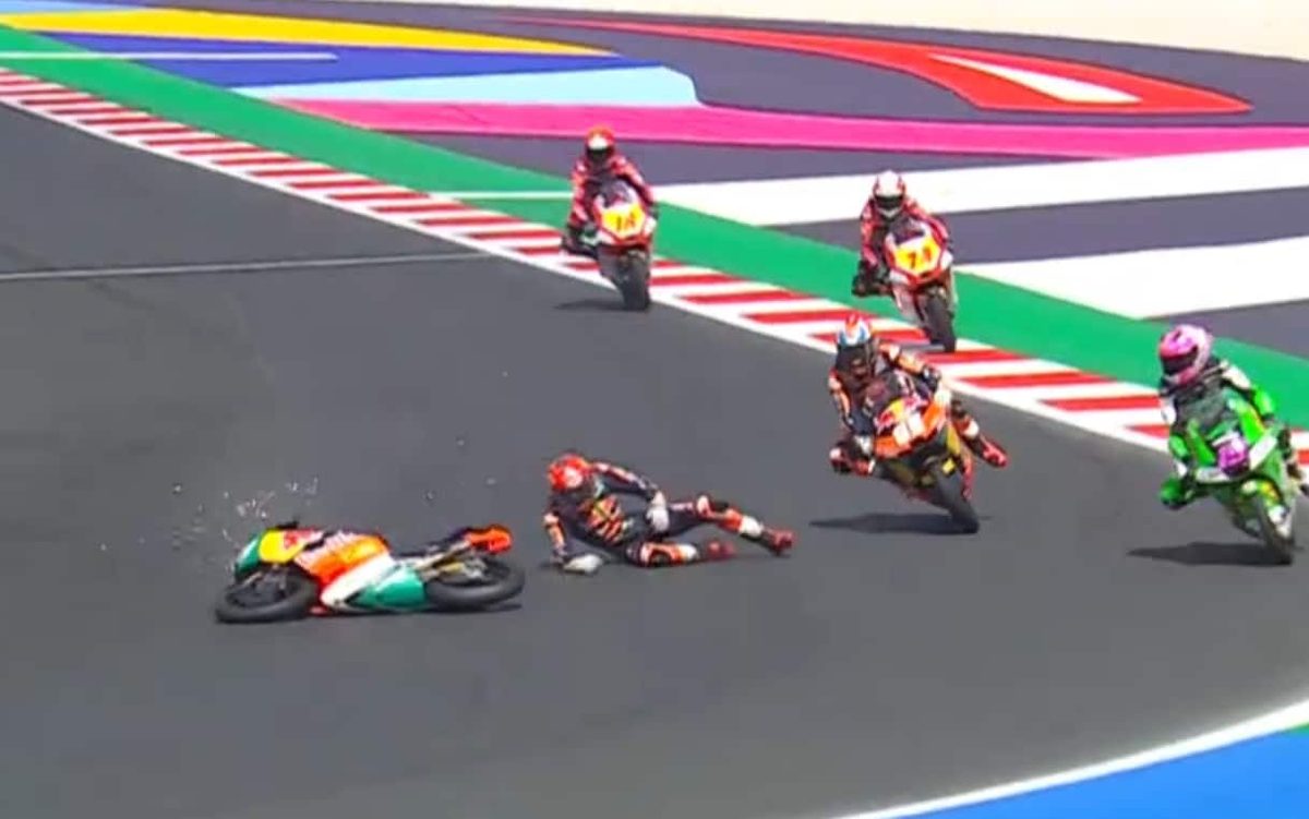 Moto3, che rischio a Misano: Uriarte cade e viene schivato da 3 piloti. VIDEO