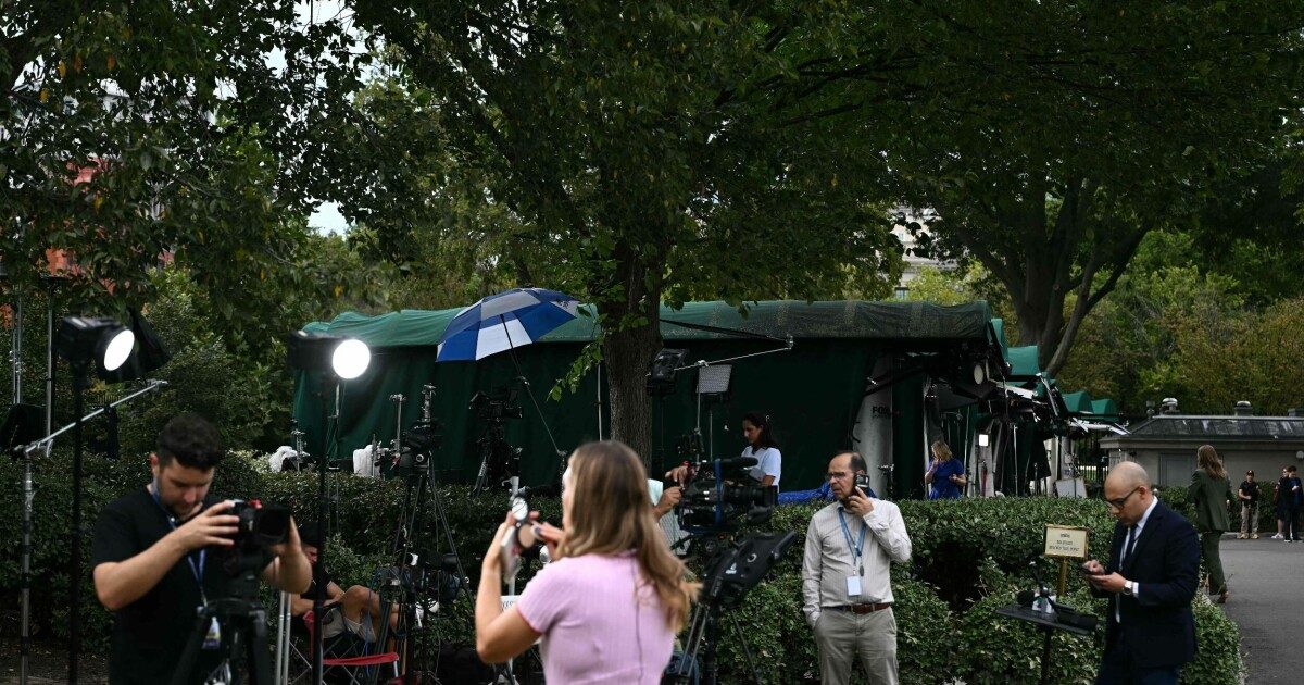 Amerikanske TV-kanaler stopper Trump-dekning etter CNN-utkastelse