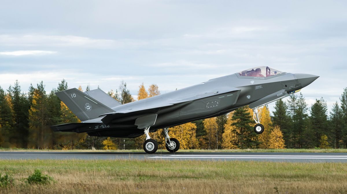 [Ekstra] Bare to av tre de første F-35-flyene kom fram til Finland