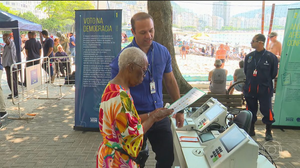 Eleitores testam a urna eletrônica na praia de Copacabana