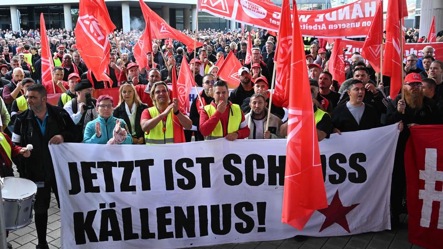 Autoindustrie: „Das ist so billig, Ola Källenius“ – Mercedes erwägt Abzug von Produktion aus Deutschland
