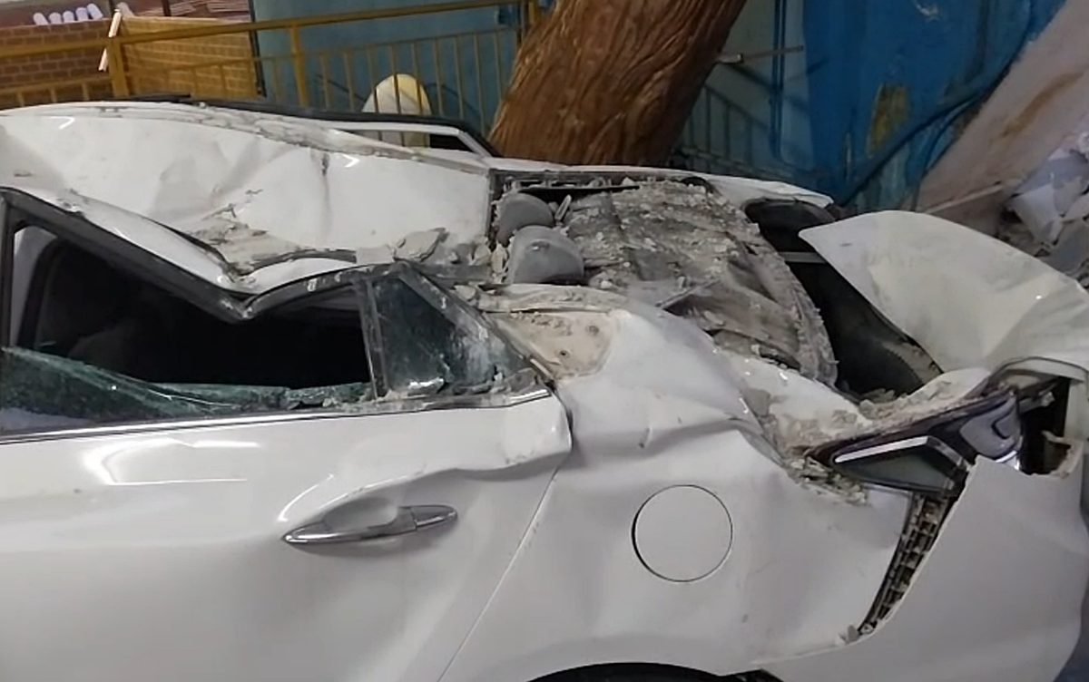 Parte de estrutura de shopping desaba, atinge carro e deixa dois feridos em MG
