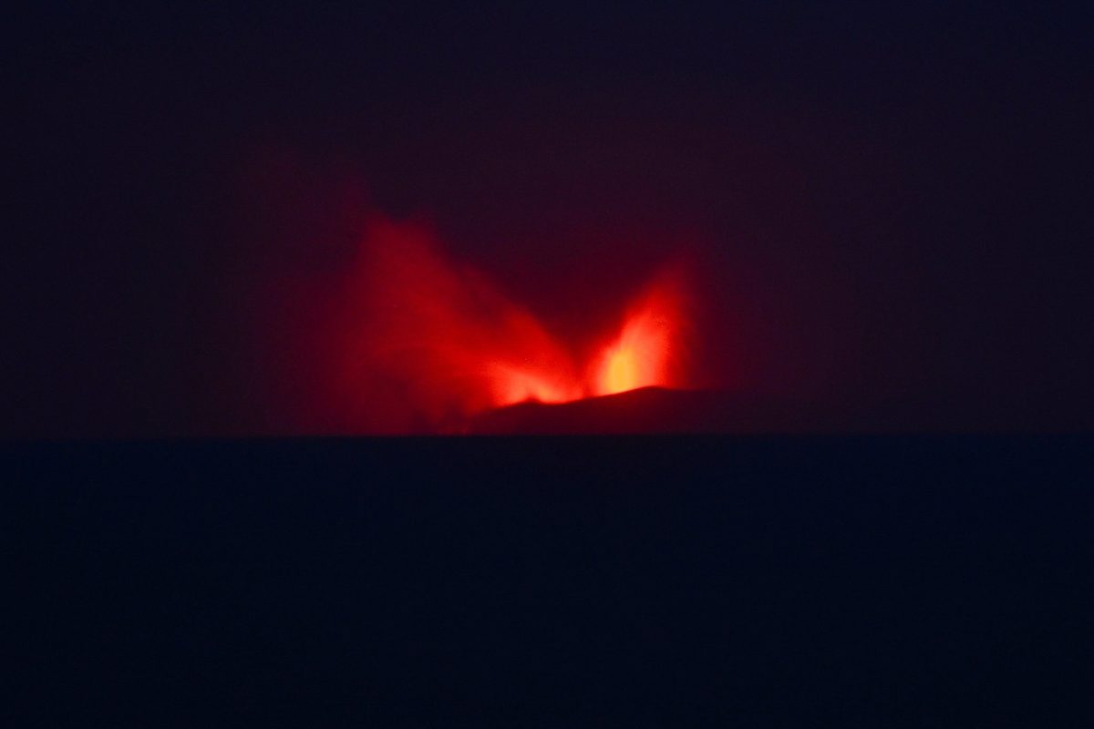 Vulcão Anak Krakatau entra em erupção na Indonésia, e voos no aeroporto de Jacarta são suspensos