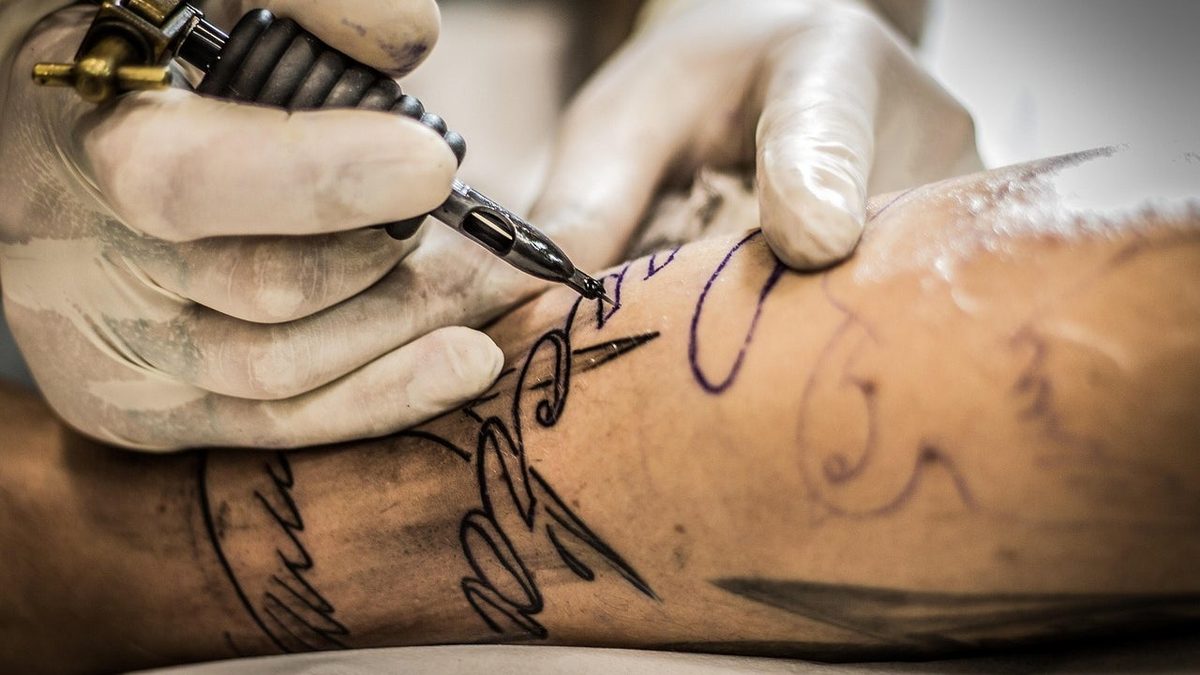 Hospitalisé après une tentative de suicide, le tatoueur d'Arras jugé pour viols et agressions sexuelles est mort