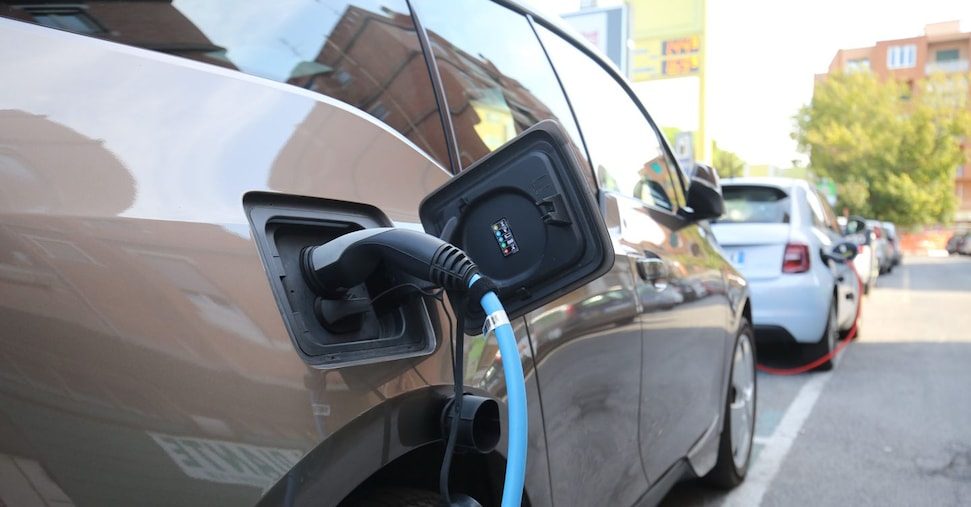 Le auto elettriche sono il 12,6%: ripresa nel 2025 ma il mercato è policy driven