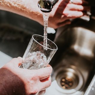 Kraanwater in Amsterdam bevat ruim twee keer zoveel pfas als het RIVM adviseert