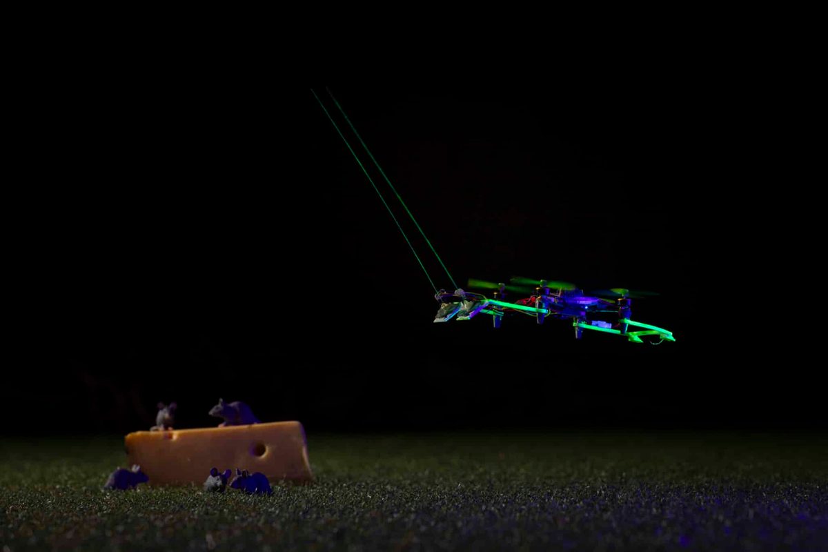 Deze piepkleine drone voelt met kunstmatige snorharen zijn weg door het donker