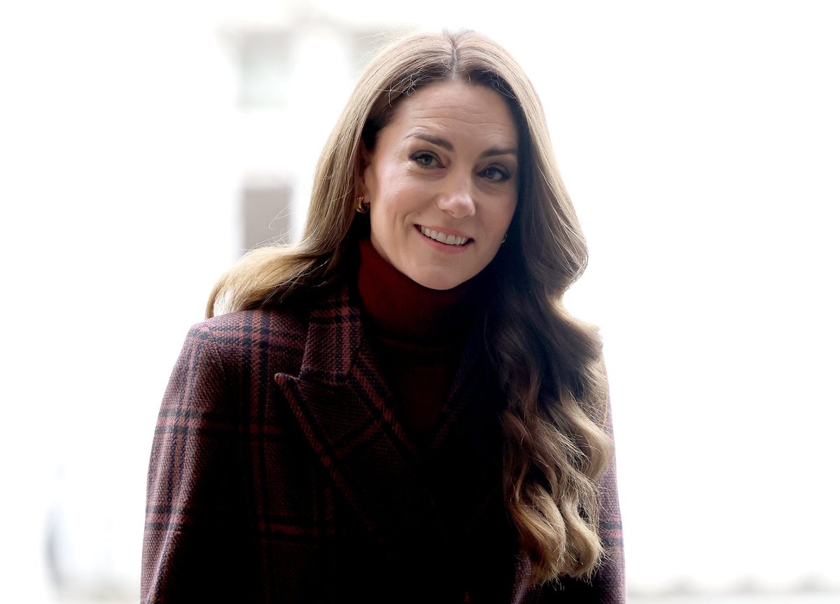 Kate bezoekt ziekenhuis waar ze werd behandeld voor kanker en bedankt personeel