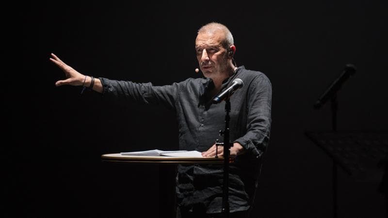 Pacifico porta Vanoni in teatro: “La nostra amicizia fatta di musica, focacce e vino bianco”