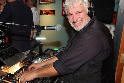 Klankman Pascal Braeckman verdient nu ook de kost als dj: “Ontslag bij ‘De Planckaerts’ heeft er zwaar ingehakt bij mij”