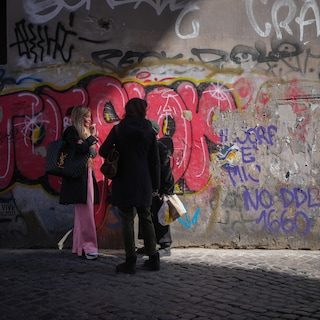Valerio (28) verwijdert in zijn vrije tijd graffiti in Rome: ‘De writers zien mij als hun vijand’
