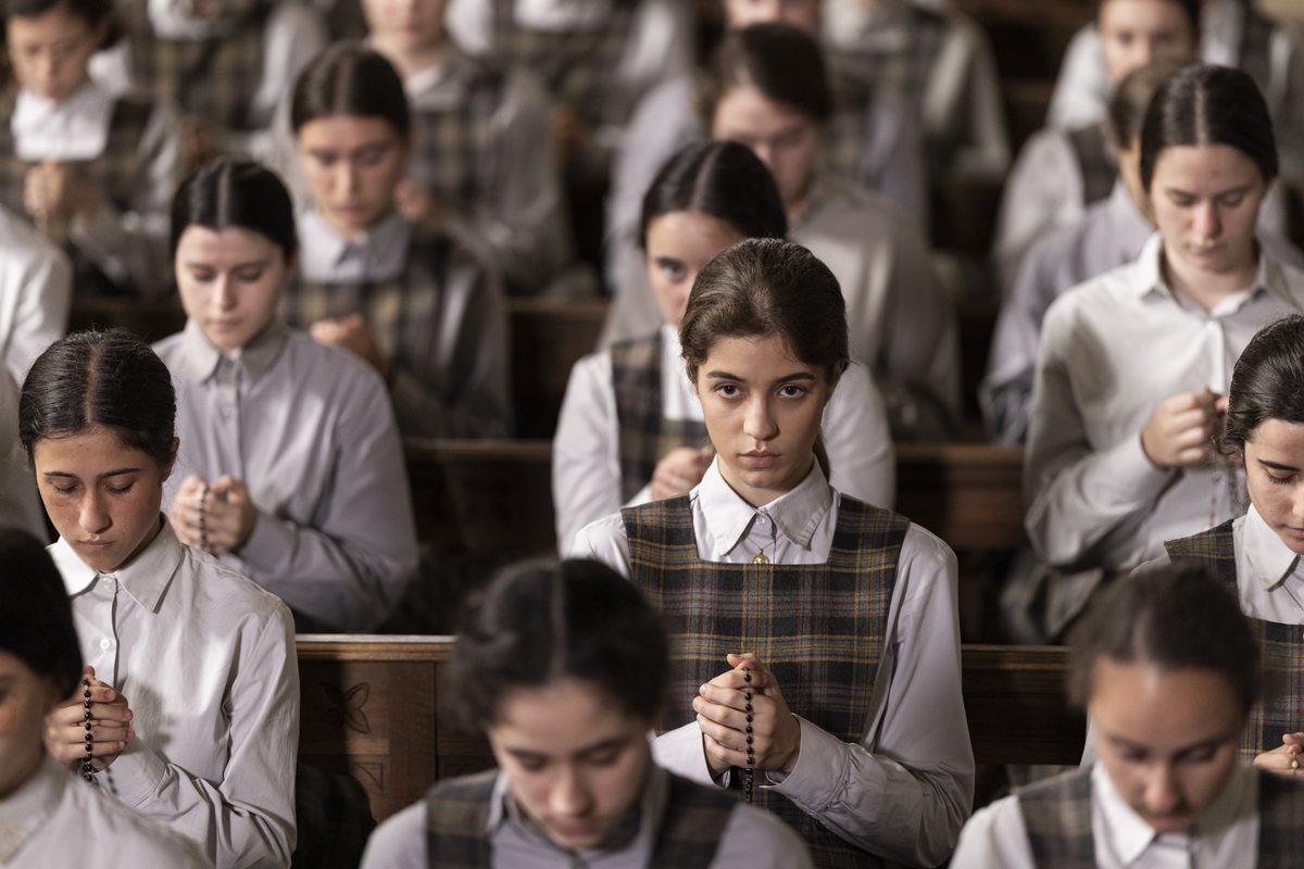 El terror que usó el franquismo contra las chicas adolescentes llega al cine con ‘Ruega con nosotras’