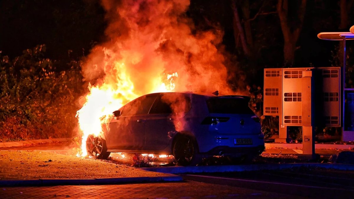 Auto crasht bij McDonald's na achtervolging met 250 km per uur