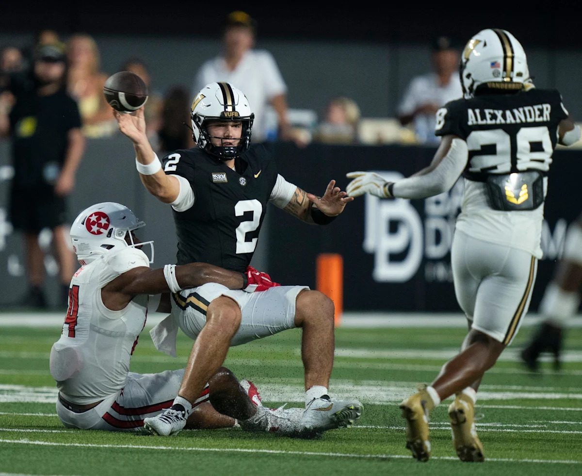 What Clark Lea said about Vanderbilt football fans chanting for Jared Curtis