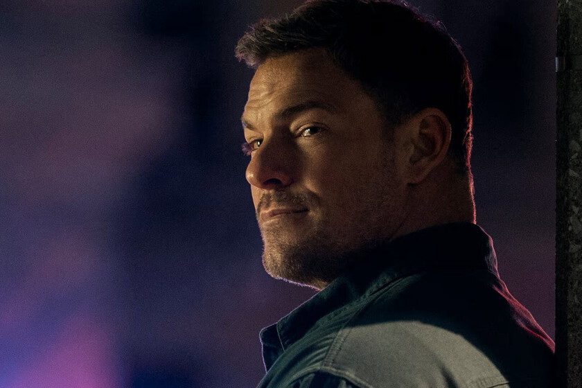 Alan Ritchson, sobre su libro favorito de Reacher: "Dato curioso, íbamos a rodarla hasta que alguien fue reelegido"