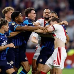 PSV verslaat Ajax in verhitte topper met beuk Van Bommel en doelpunt Geertruida