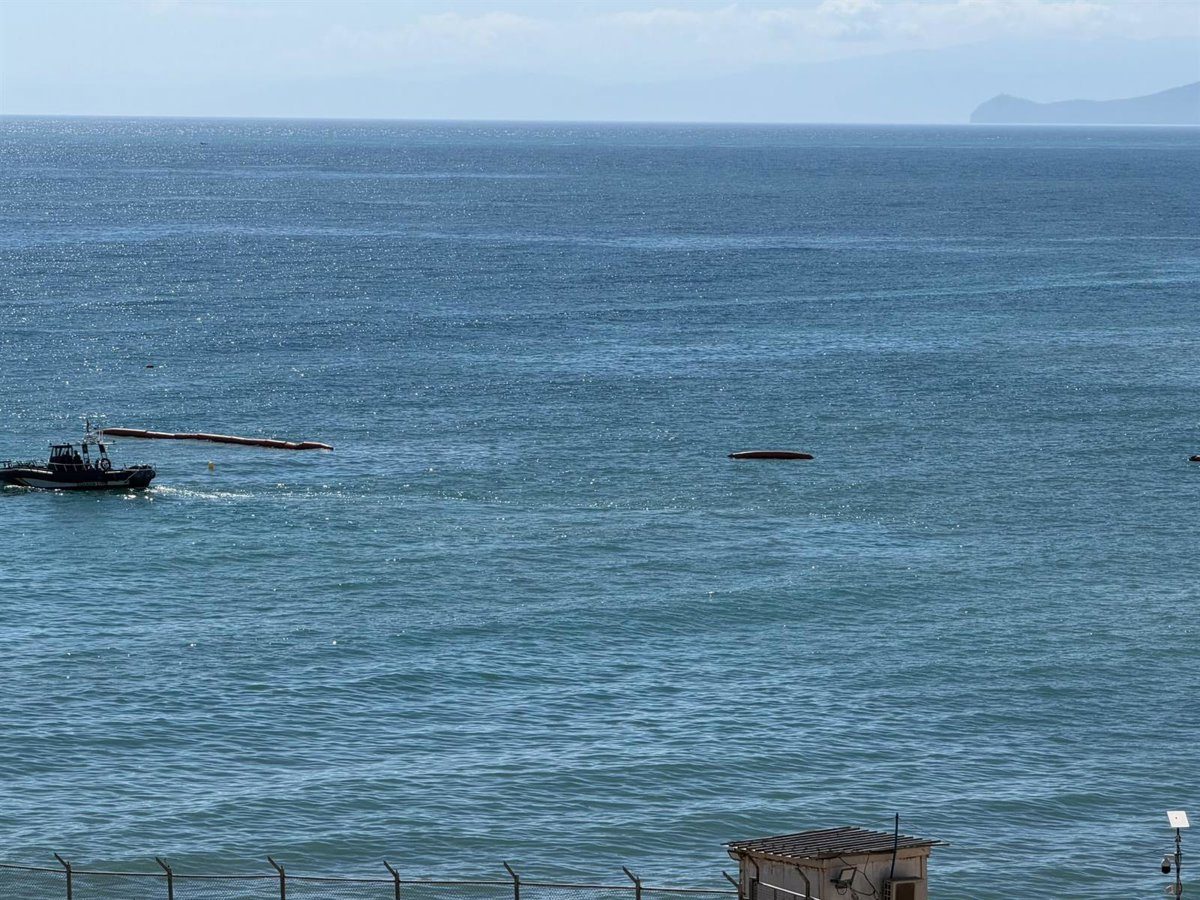 Se desinfla buena parte de la boya neumática en la frontera marítima del Tarajal en Ceuta