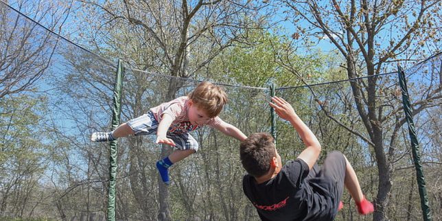 Le trampoline : une activité populaire, mais un risque traumatique sous-estimé chez l’enfant et l’adolescent