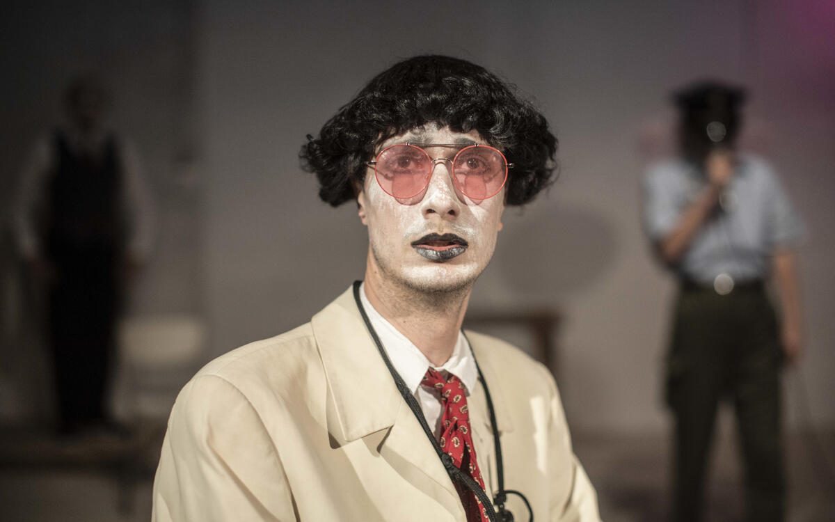 Julien Vella transforme “L’Homme sans qualités” de Robert Musil en farce sur notre époque
