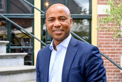 Nederlandse presentator Humberto Tan (60) wordt opnieuw vader en krijgt kritiek: “Ik leef mijn leven zoals ik dat wil”