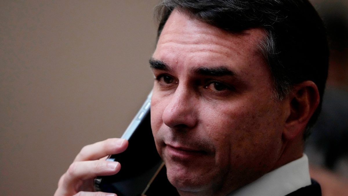 Brasile, indagato il candidato alla presidenza Flavio Bolsonaro: “Soldi sospetti per finanziare il film su suo padre Ja…