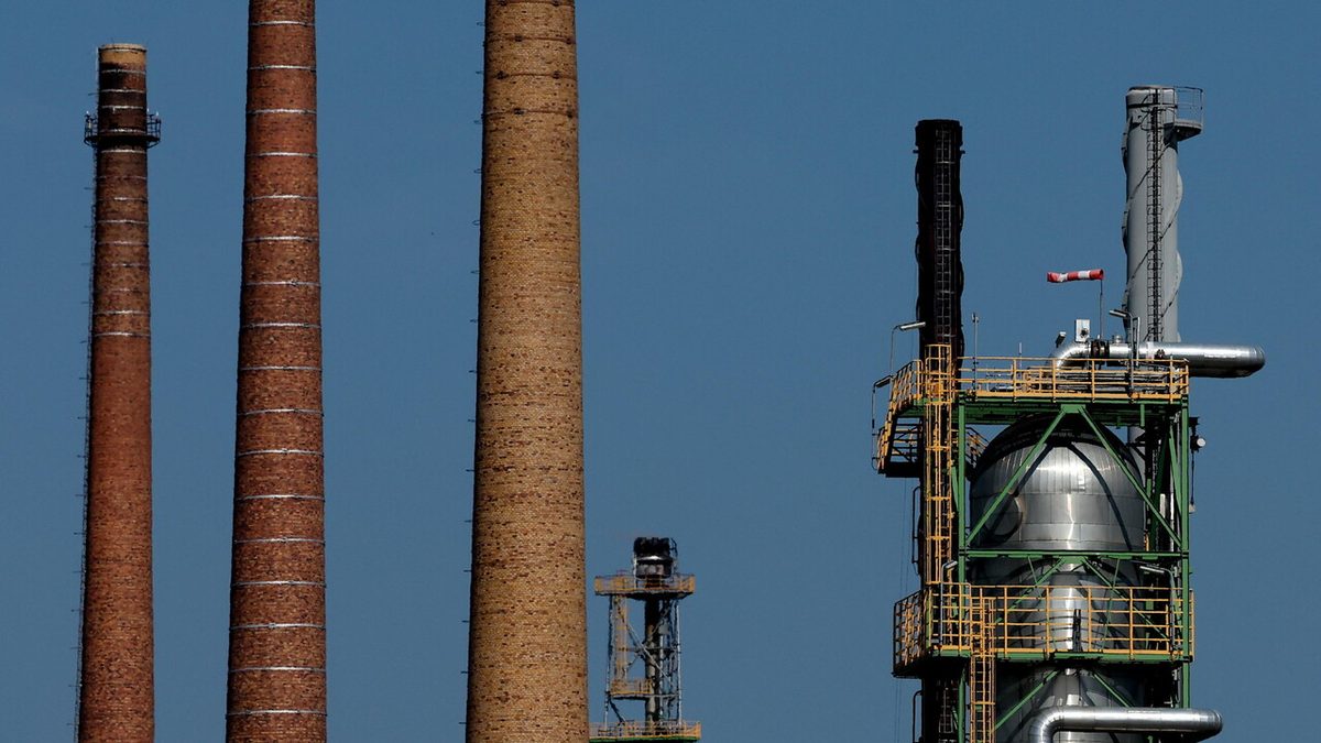 Il petrollio è in calo a New York a 98,73 dollari