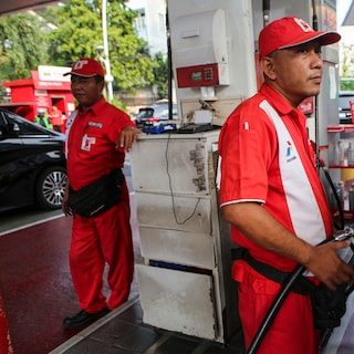 Hoge benzineprijzen dwingen Indonesiërs over te schakelen op slechtere, gesubsidieerde brandstof