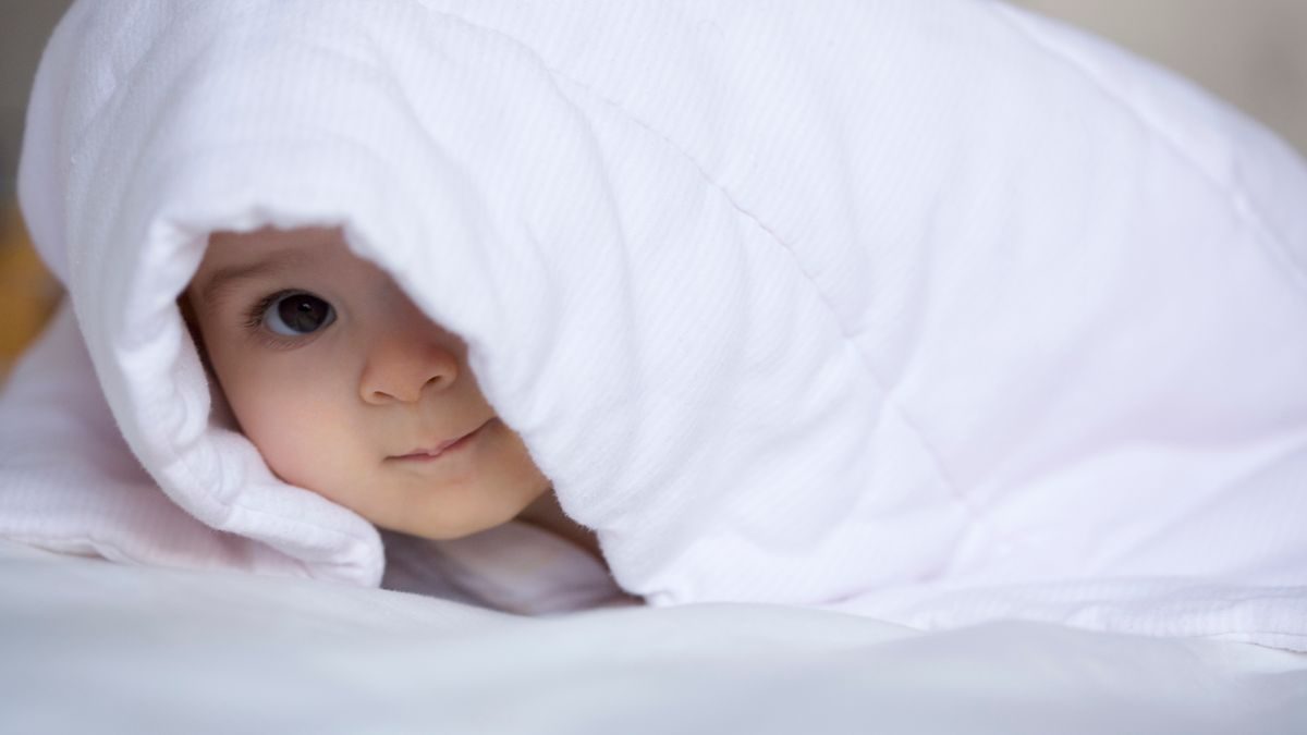 Babys kurz nach Geburt: Weibliche schauen länger auf Gesichter, männliche auf Gegenstände