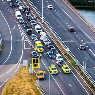 Politie Amsterdam zet drones in om automobilisten te beboeten die door rood kruis rijden of achteruitrijden op de snelw…