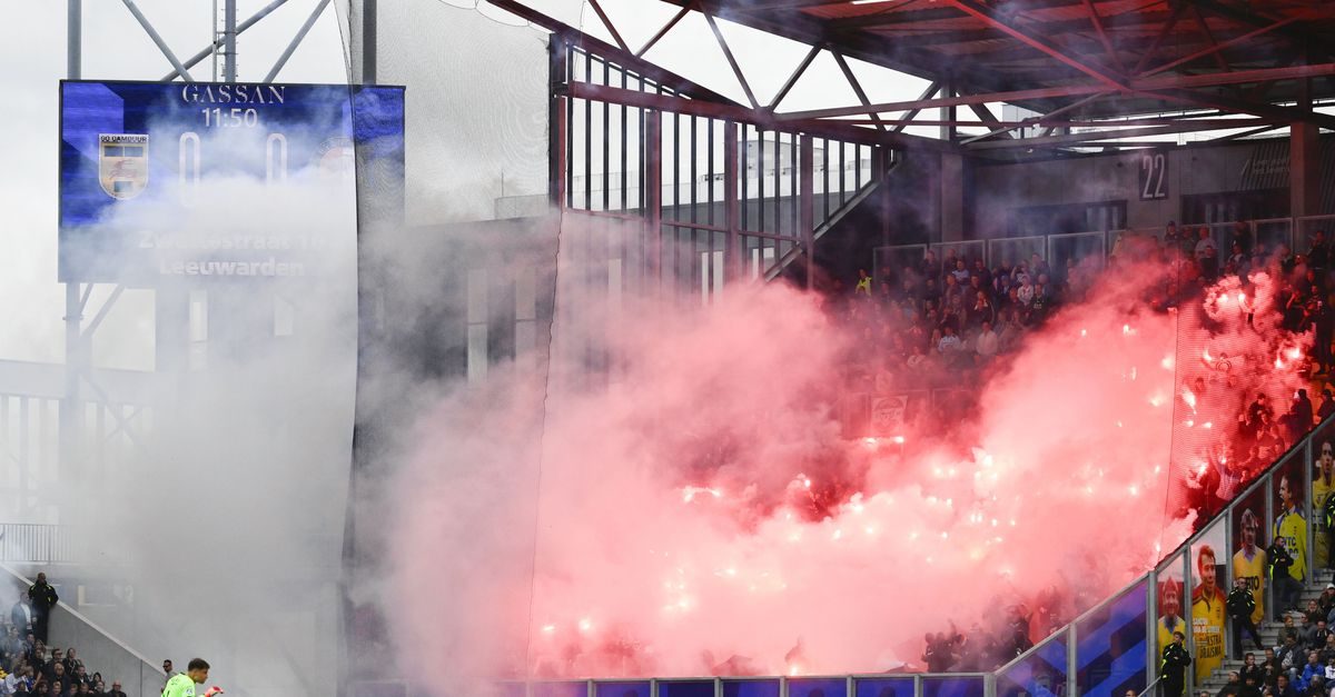 Feyenoord legt 47 supporters een stadionverbod op na misdragingen met vuurwerk bij wedstrijd tegen Cambuur