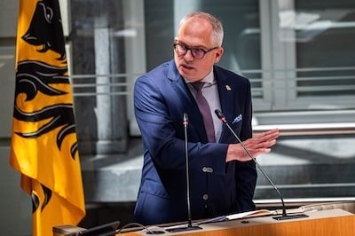 Van knibbelen aan het kindergeld tot duurdere dienstencheques: dit ligt op tafel bij de Vlaamse regering