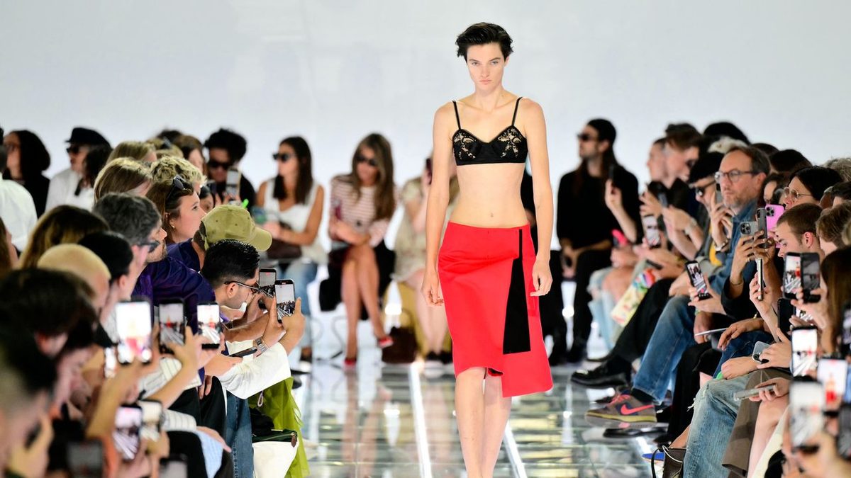 Prada, sulla passerella Primavera-estate 2027 Miuccia Prada e Raf Simons rimettono in disordine il guardaroba femminile