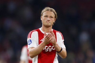 Tegenvaller voor Ajax: Kasper Dolberg loopt blessure op bij Denemarken en ligt er voor ‘langere tijd’ uit