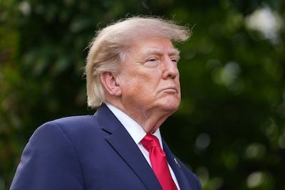 Trump laat geweerde media “waarschijnlijk” toe als dat moet van rechter