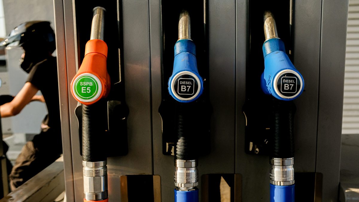 Sale ancora il prezzo dei carburanti, Meloni promette di nuovo “aiuti mirati a chi ha più bisogno”. Consumatori: “Sempr…