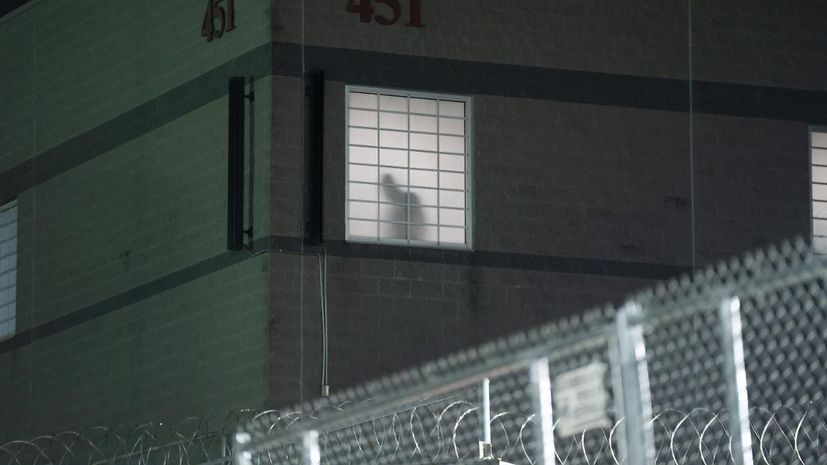 Menschen mit Abschiebebescheid: ICE vertuscht Aufenthaltsort von Tausenden inhaftierten Migranten