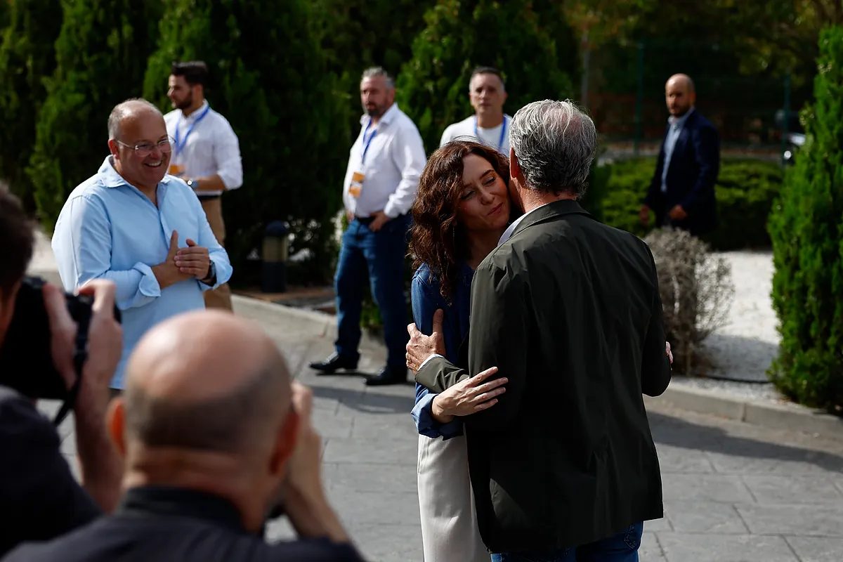 Feijóo afirma que el Gobierno es "monárquico, pero en el país equivocado": "Son distantes con el Rey de España y revere…