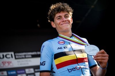 “Héél blij met mijn tweede plaats”: Vic De Smet (17) pakt knap zilver op WK tijdrijden voor junioren