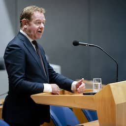 Van Weel oneens met kritiek Rekenkamer over informeren, Kamer wil debat