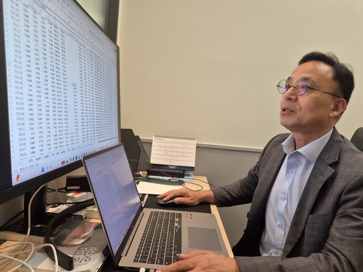 증시 하락 경고음 키우는 '한국의 닥터둠' 김영익 교수