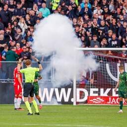 FC Utrecht-Go Ahead definitief gestaakt na vuurwerk en bekers op het veld