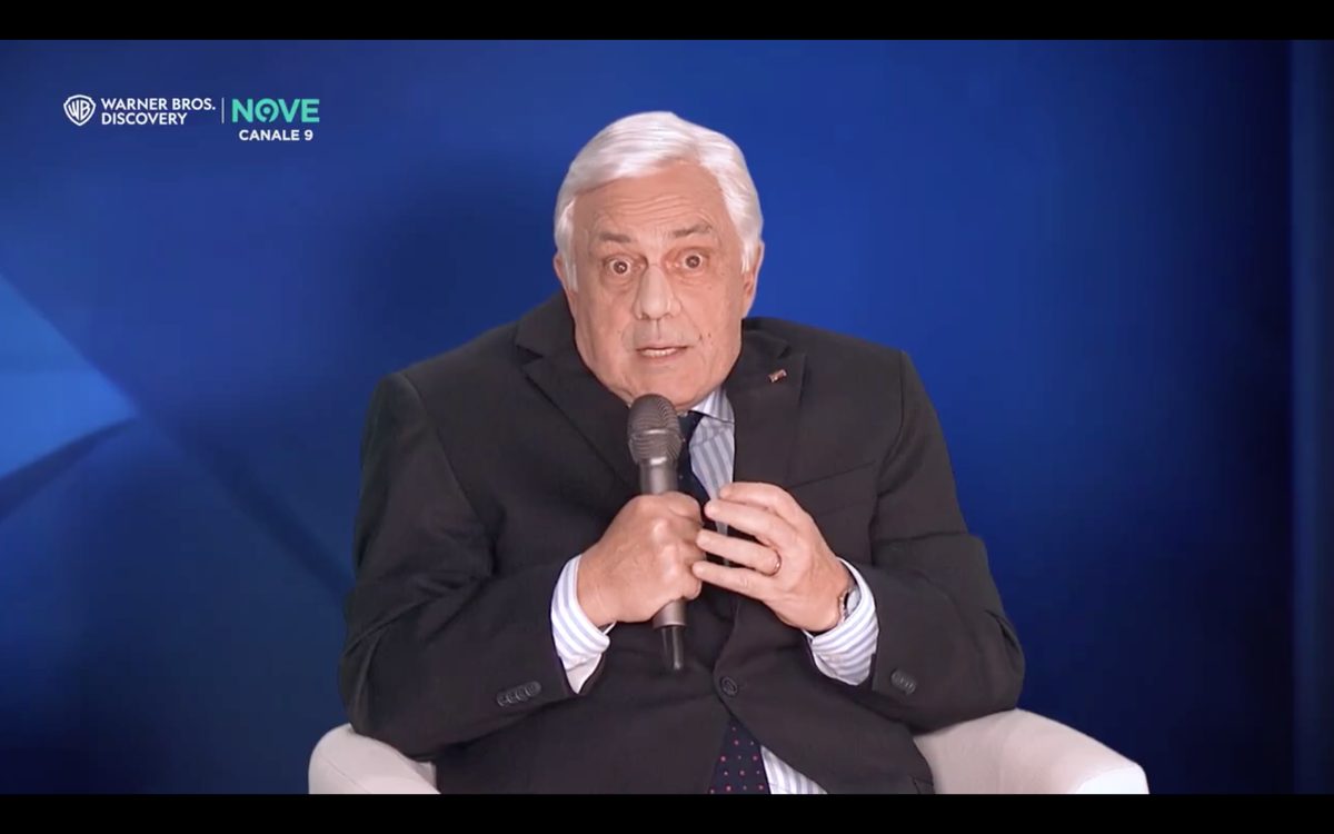 Crozza-Tajani va in confusione sulle donne in gonna: “È come quando arriva l’elettricista a casa e c’è mia moglie…”