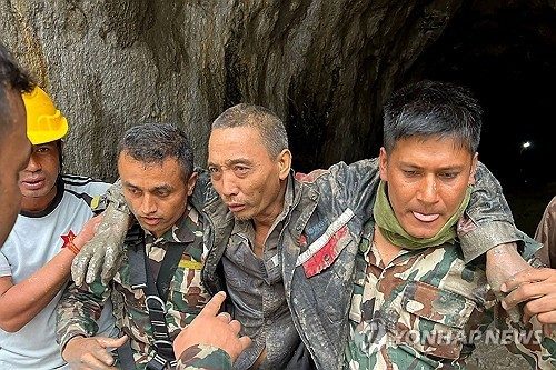 [네팔 대홍수] 10일 만에 구조된 중국인 "근처에 1명 더 있었다"(종합)
