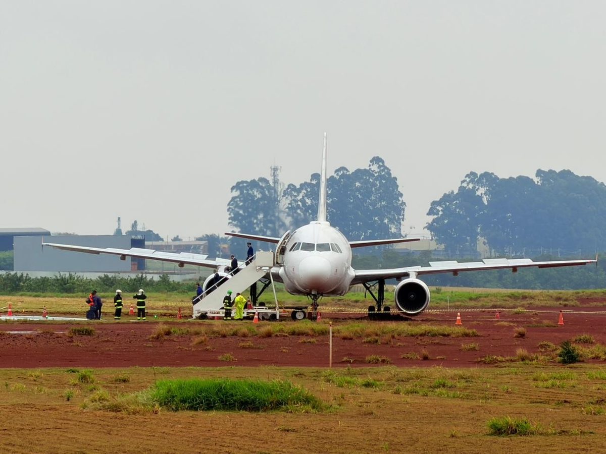 Companhias aéreas restringem pousos e decolagens com pista molhada em aeroporto do Paraná após avião da Latam sair da p…