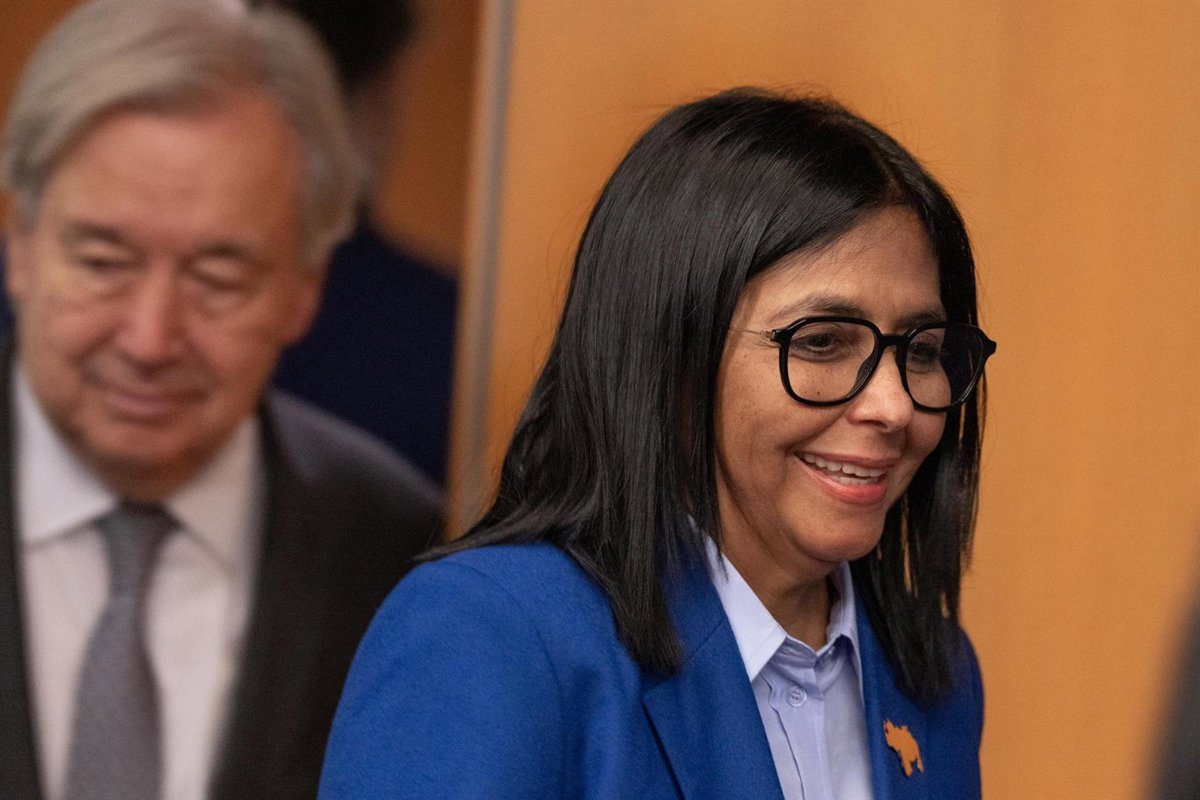 Delcy Rodríguez se acerca a Pedro Sánchez en la ONU y le pide seguir hablando sobre la situación en Venezuela