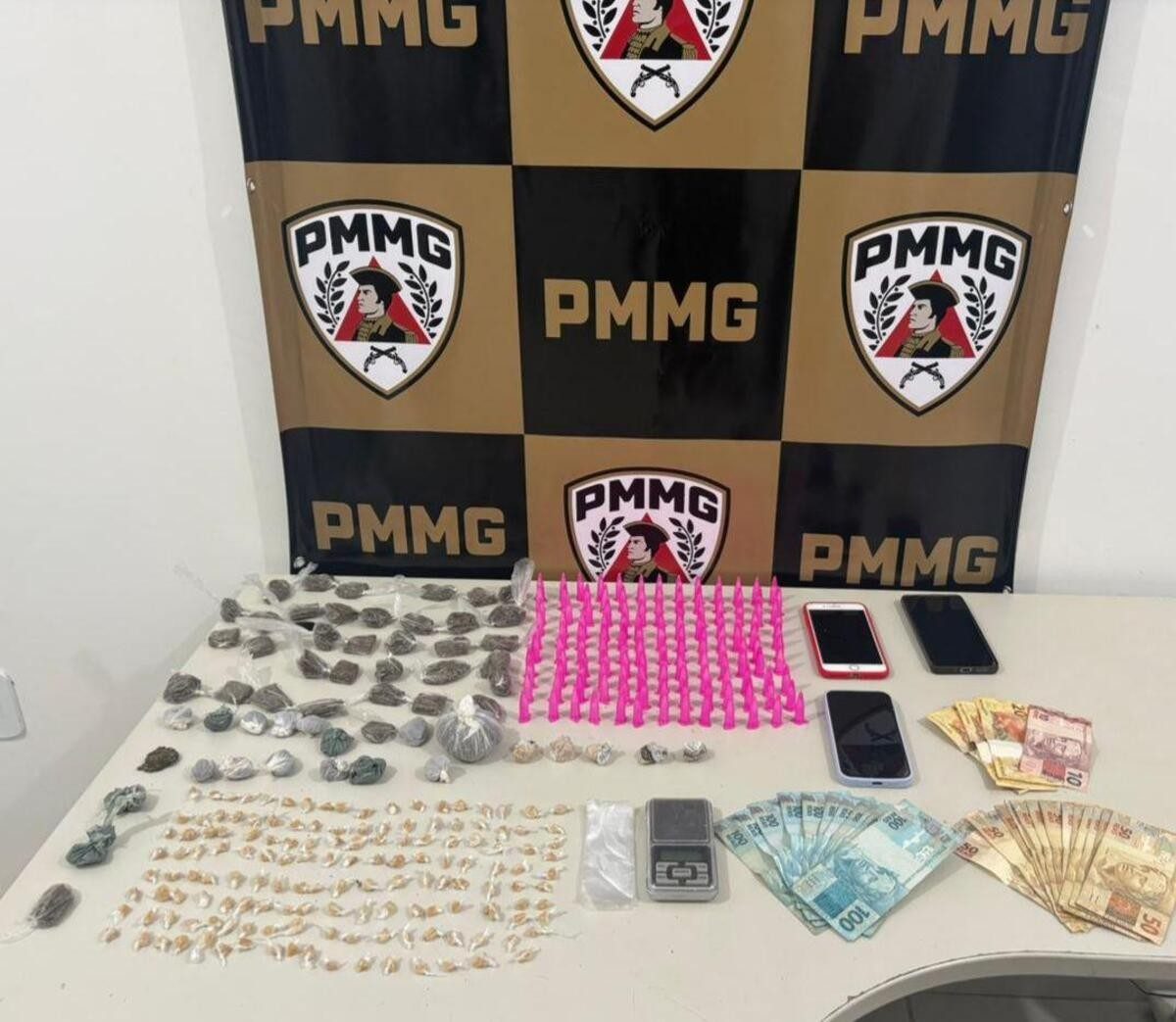Após denúncia, polícia apreende drogas e três jovens são detidos em Goiabeira